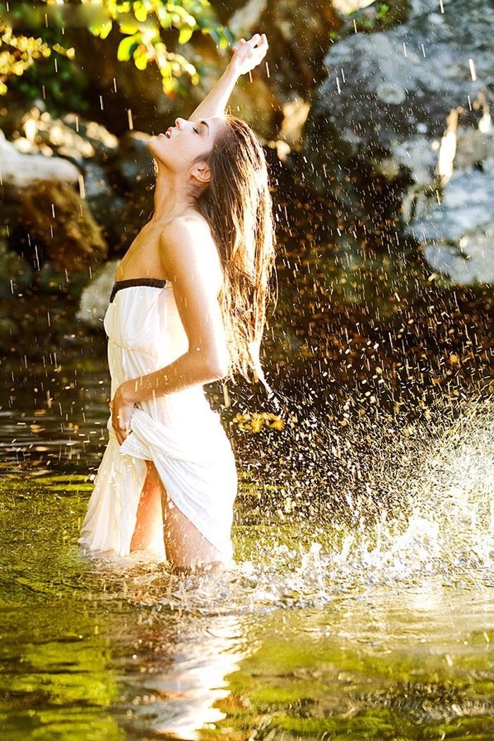 Marie Avgeropoulos in Sana