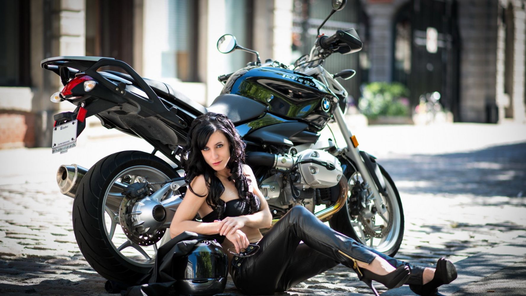 European women on bikes in Sana