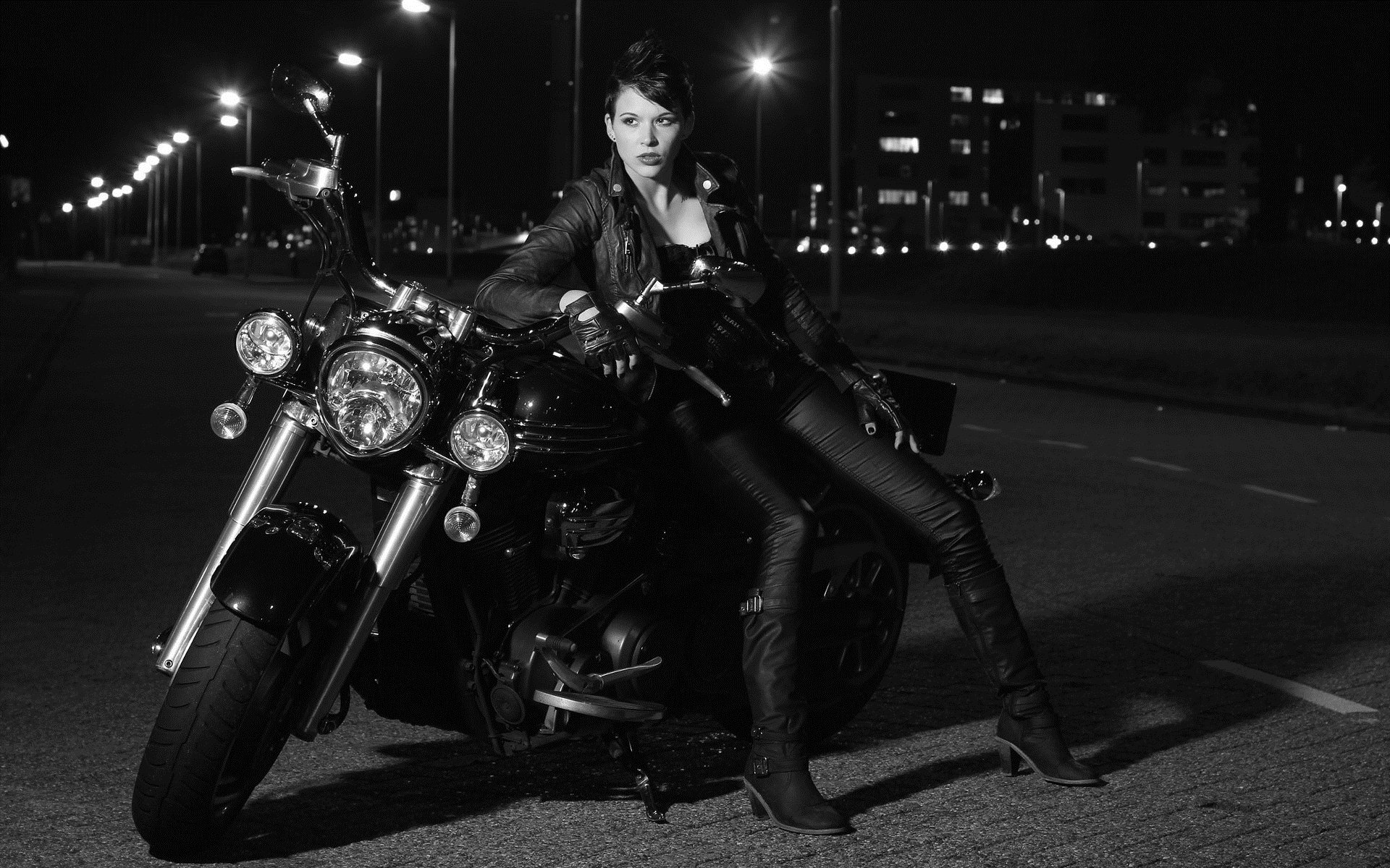 Photo Beautiful girls and motorcycles in Sana