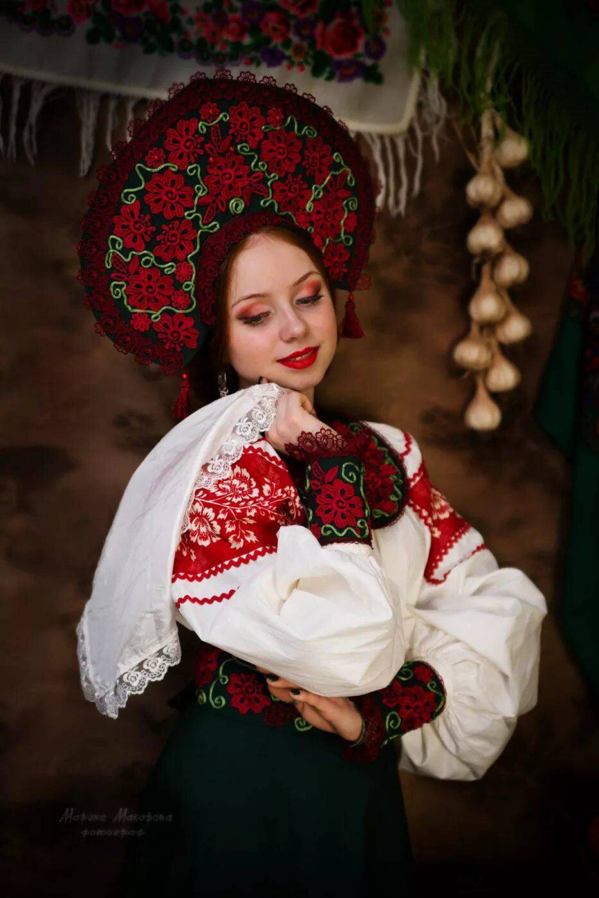Women in Slavic costumes underwear in Sana