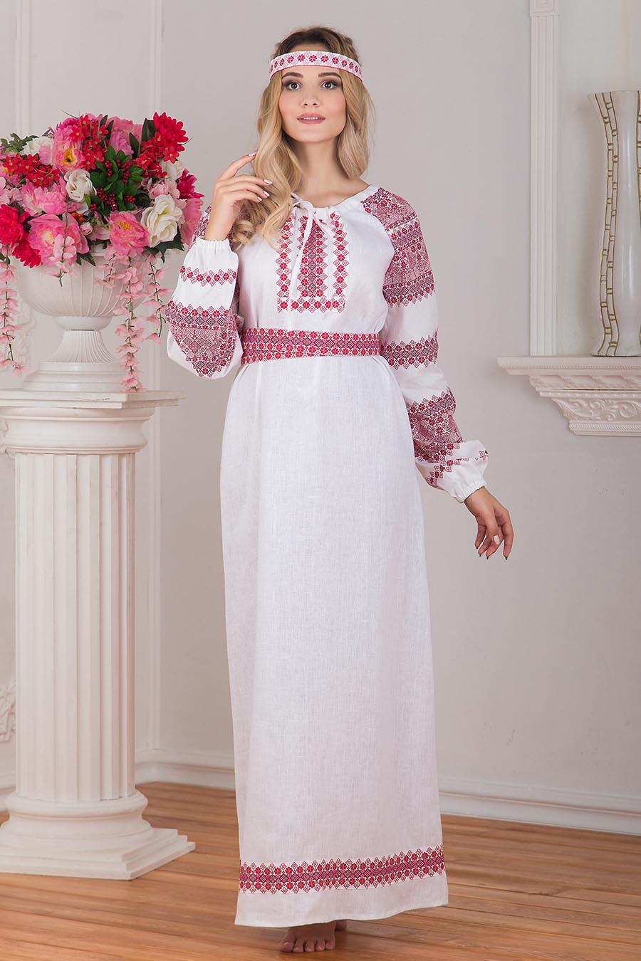 Women in Slavic costumes in Sana