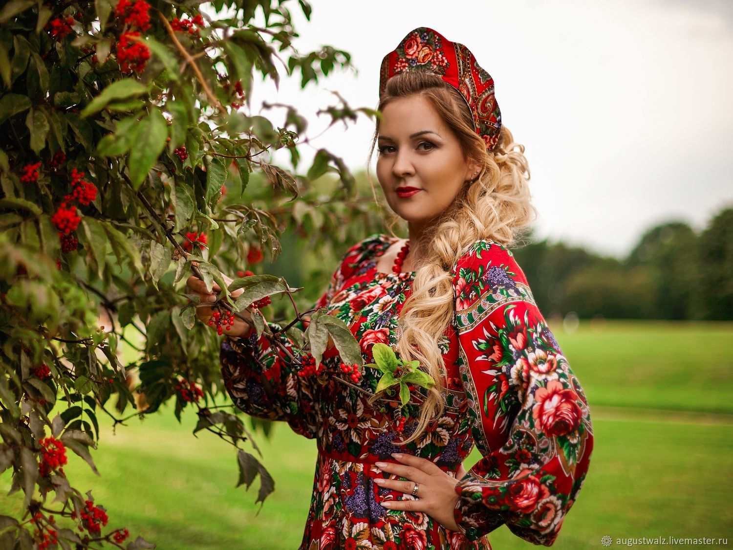 Women in Slavic costumes in Sana