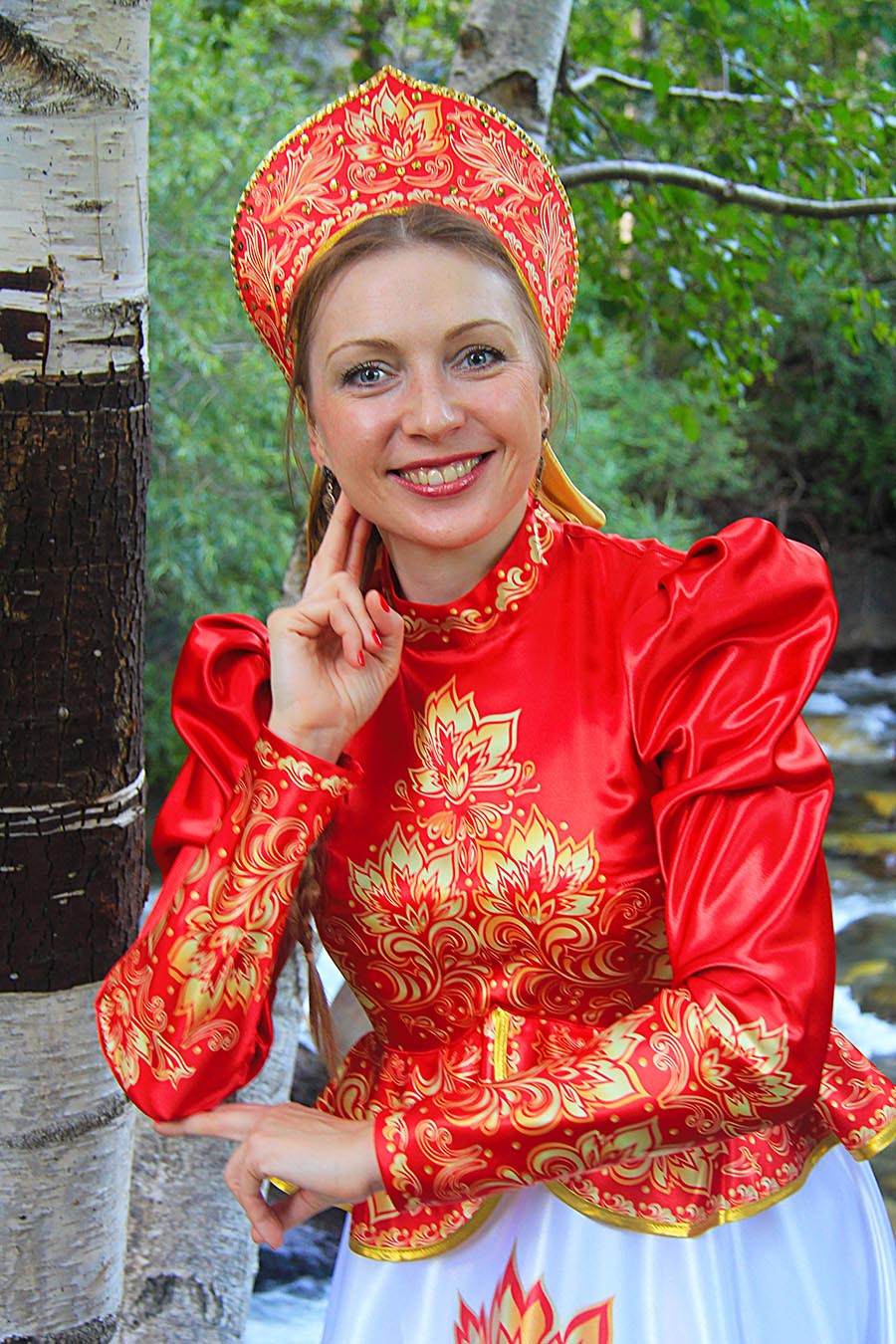 Women in Slavic costumes in Sana