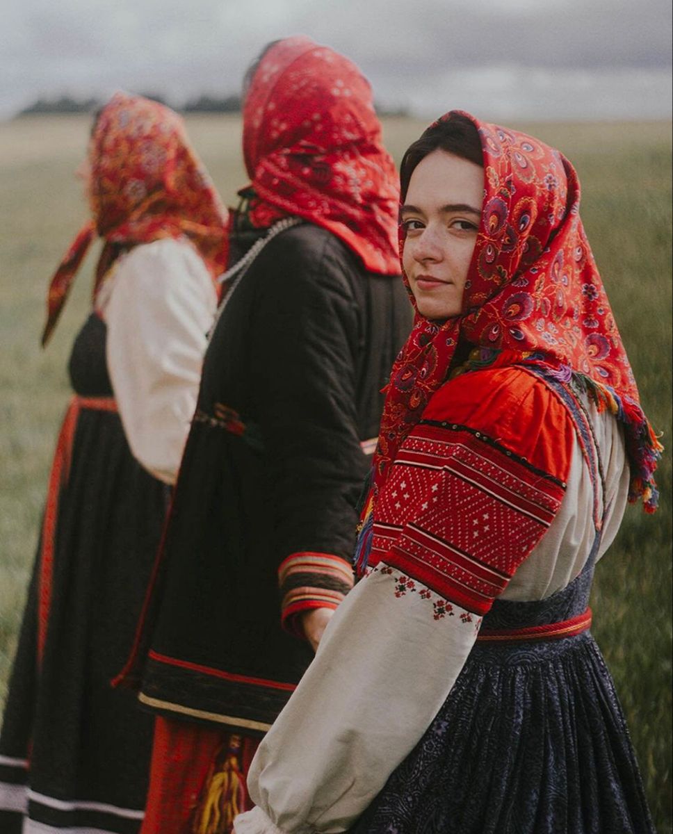 Women in Slavic costumes in Sana