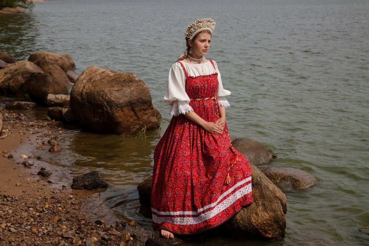 Women in Slavic costumes in Sana
