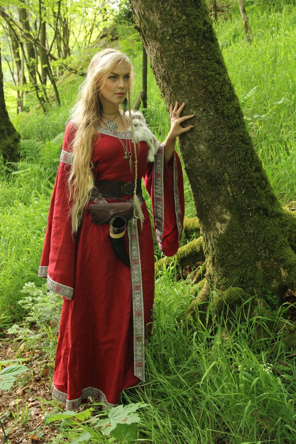 Women in Slavic costumes in Sana