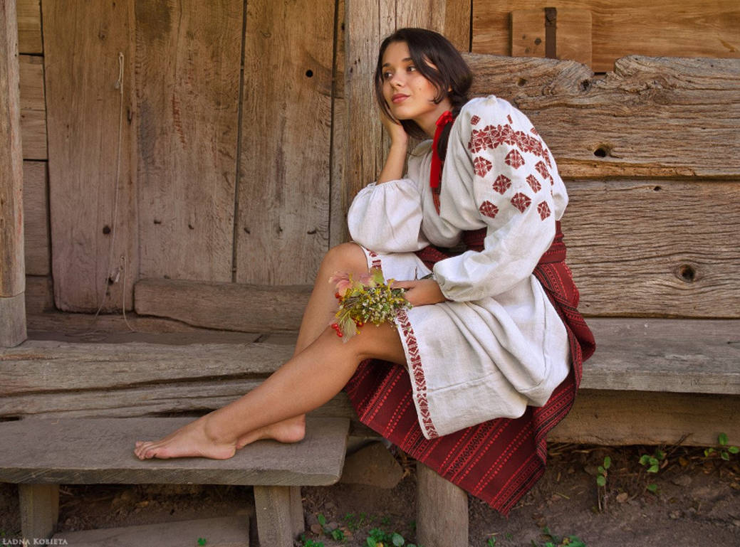 Women in Slavic costumes in Sana