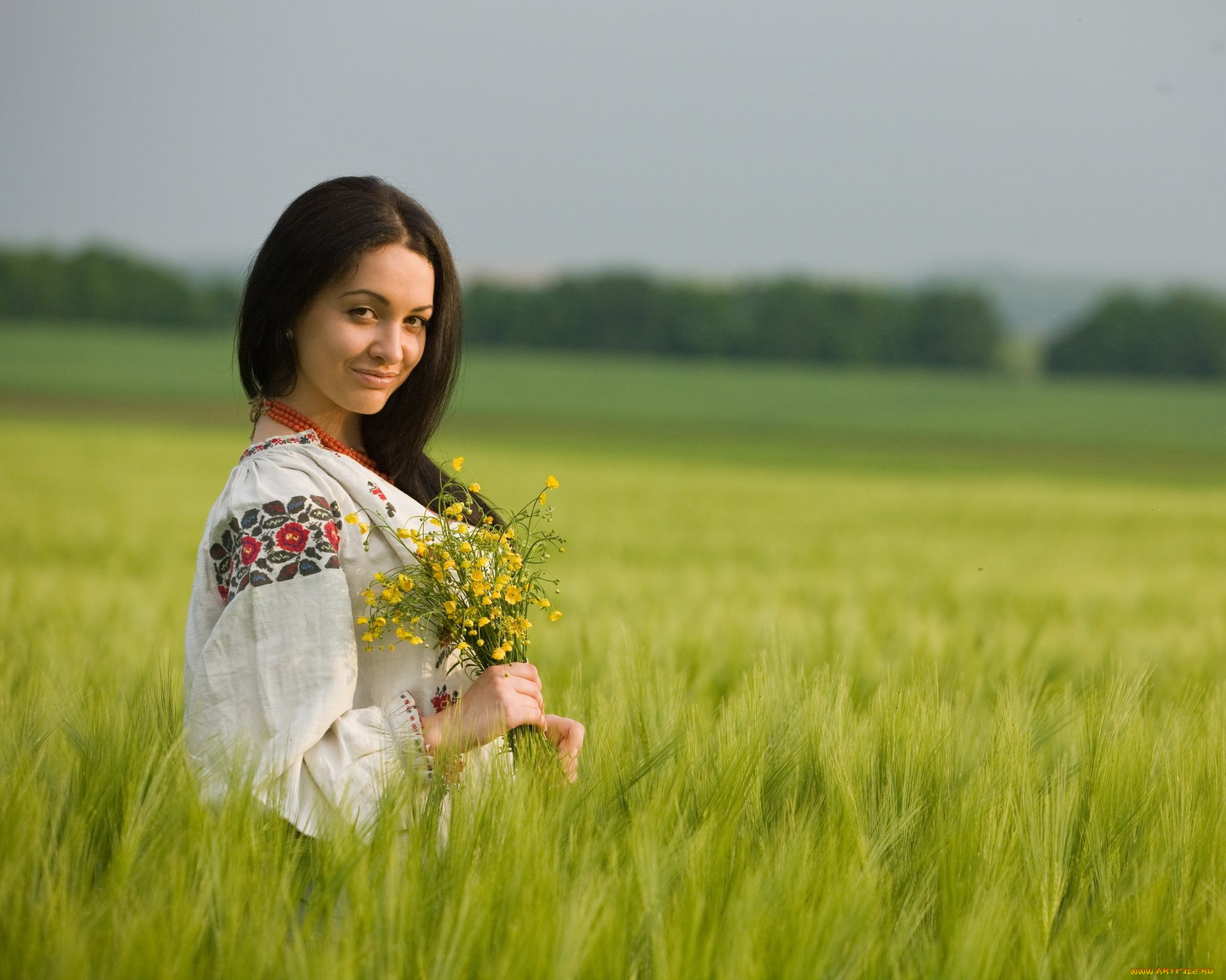 Women in Slavic costumes in Sana