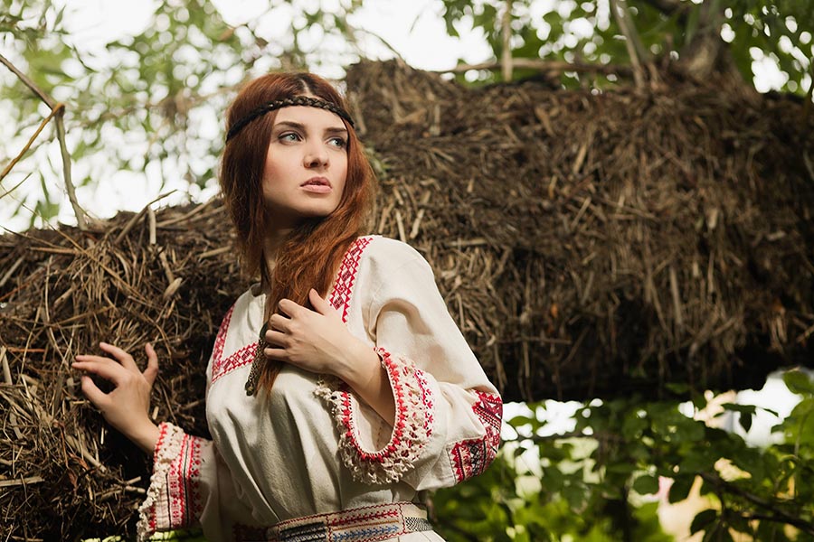 Women in Slavic costumes in Sana