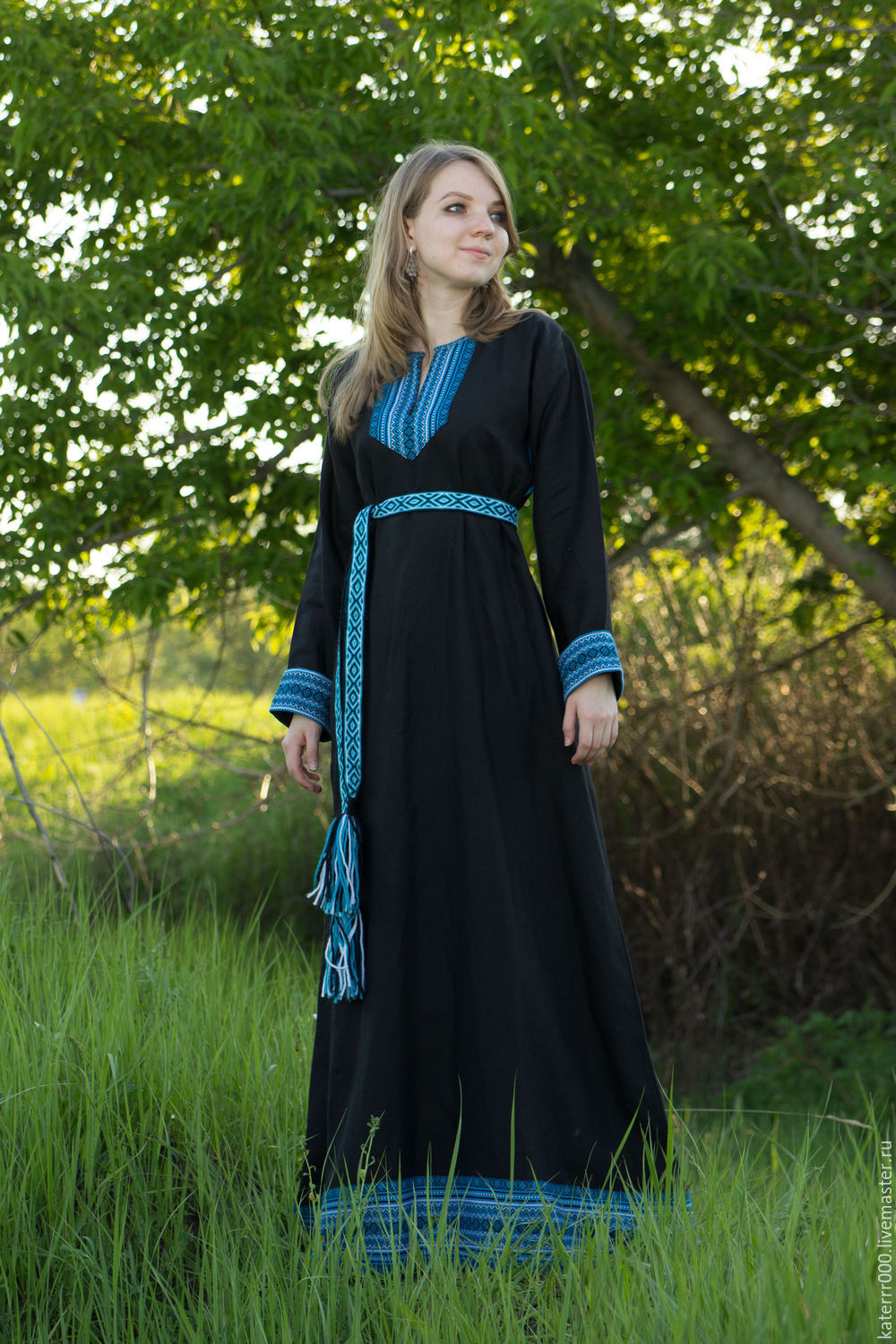 Women in Slavic costumes in Sana