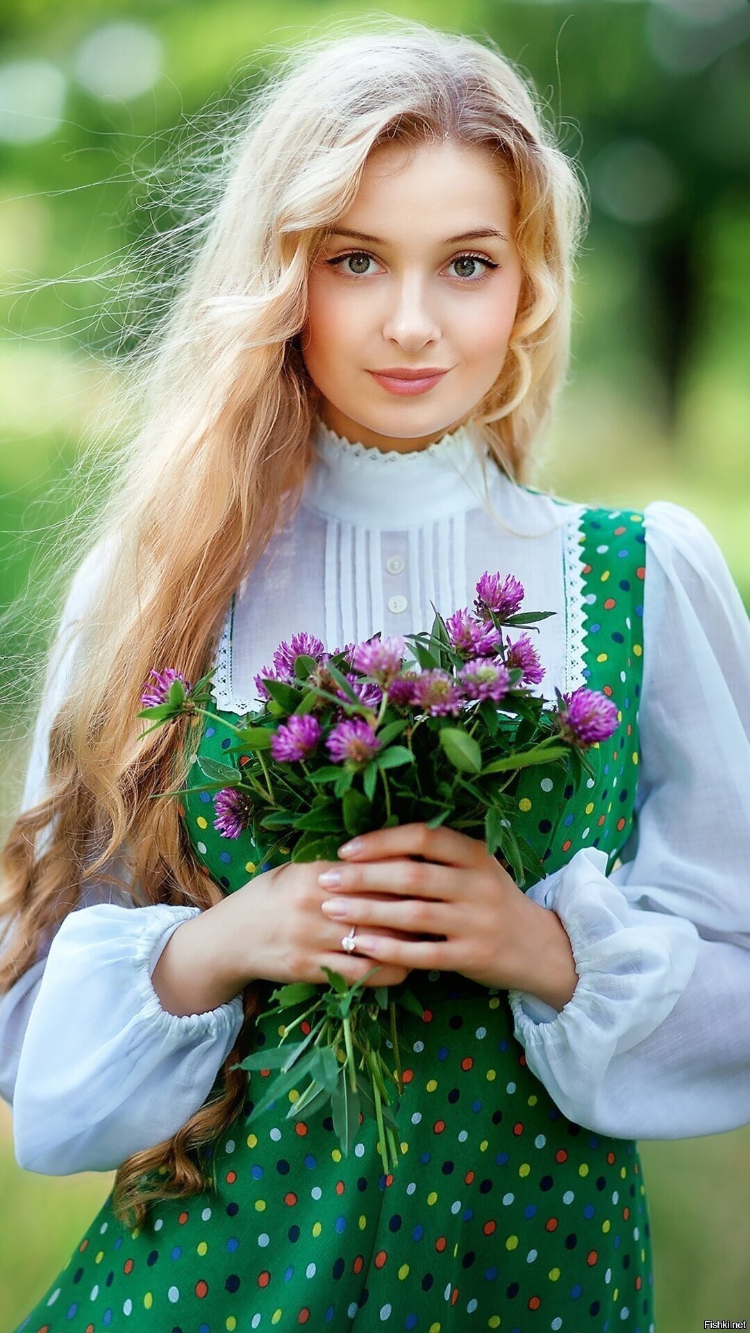 Girls in Slavic costumes in Sana