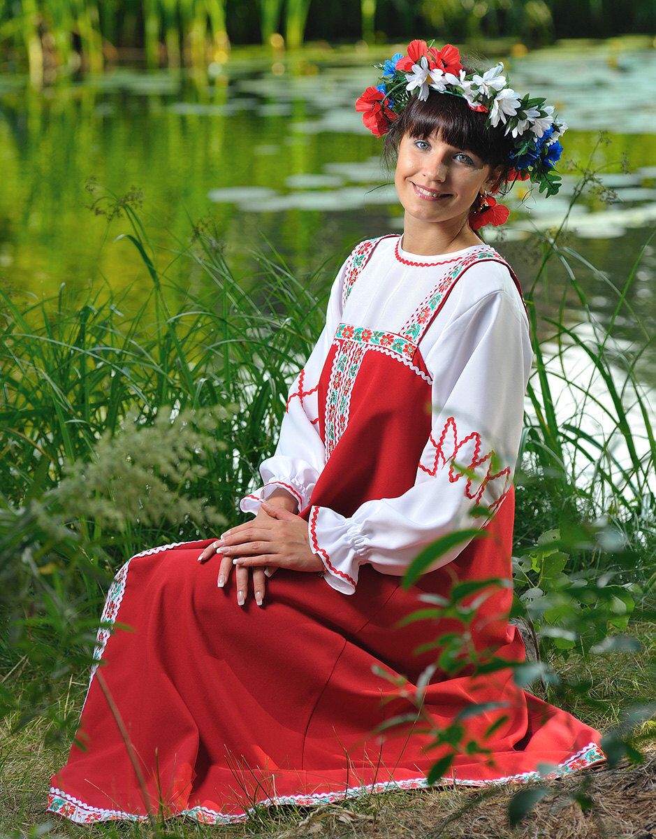 Beautiful girl Girls in Slavic costumes in Sana