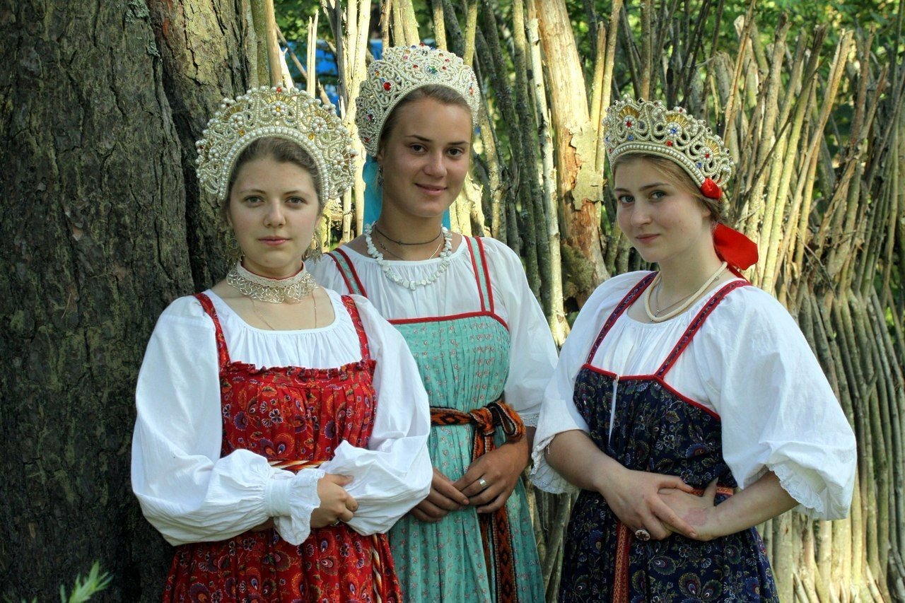 Sexy model Girls in Slavic costumes in Sana