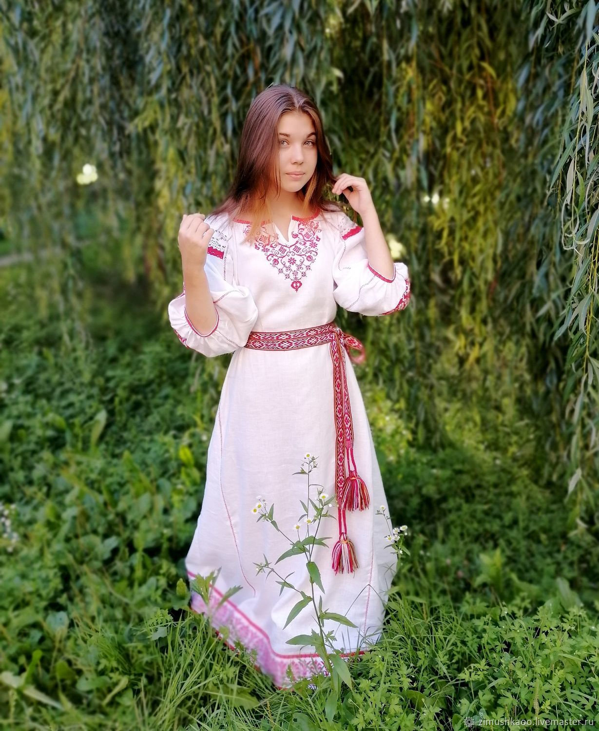 Girl Girls in Slavic costumes in Sana